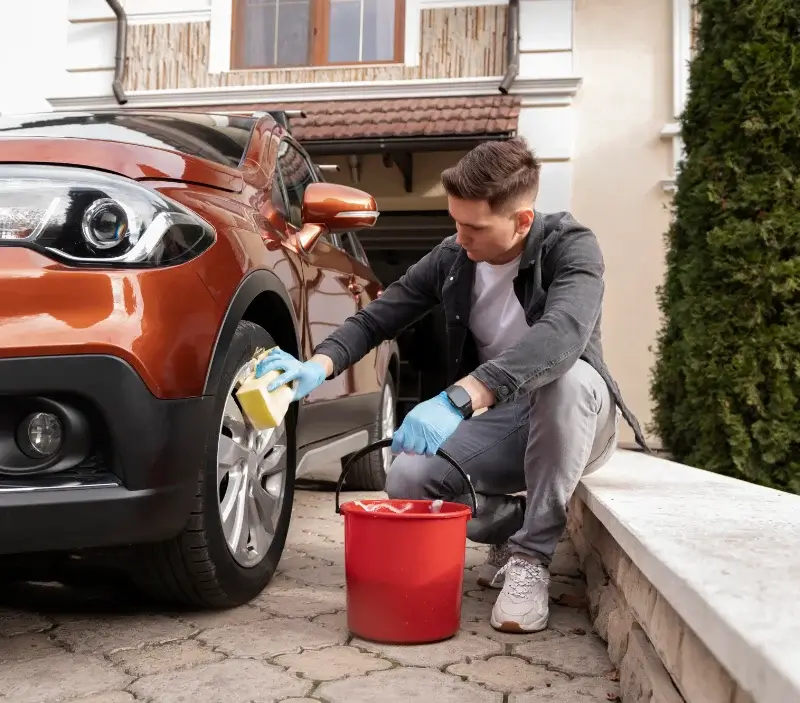 Lavage auto à domicile Saint-Michel-de-Maurienne : professionnel intervenant sur un véhicule